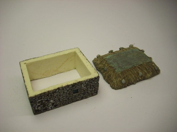 1:76 STONE CROFT WITH GRASS ROOF AND NET.