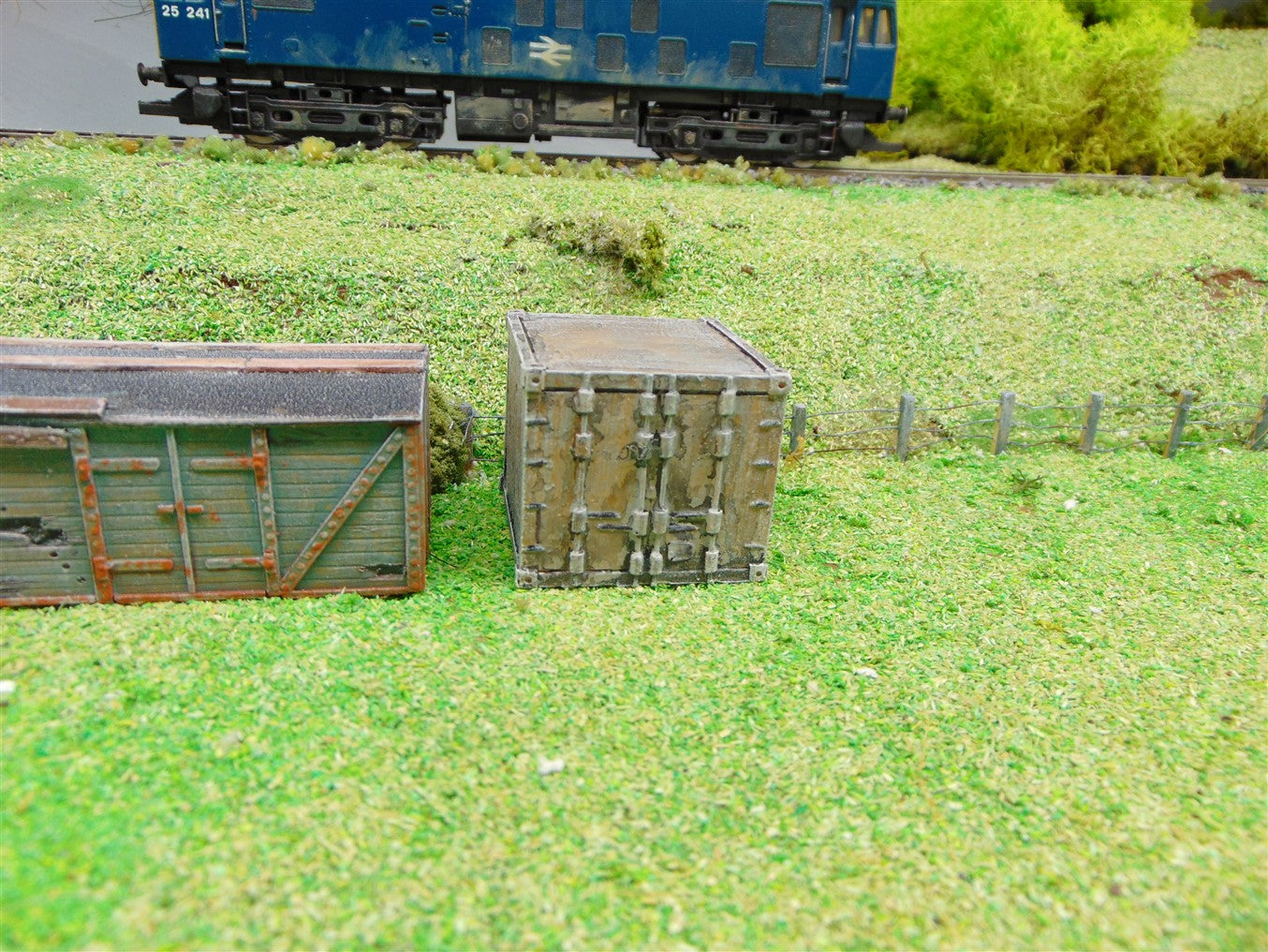 1:72 10ft SHIPPING CONTAINER (pack of 2 )