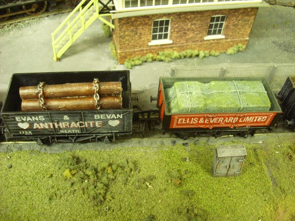 1:76 CHAINED LOGS LOAD