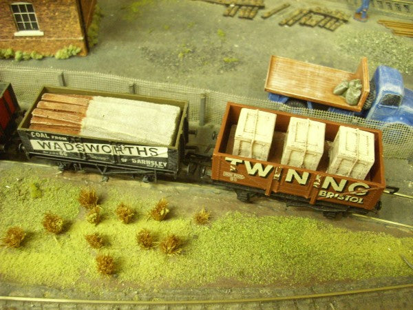 1:76 PARTIALY COVERED TIMBER LOAD