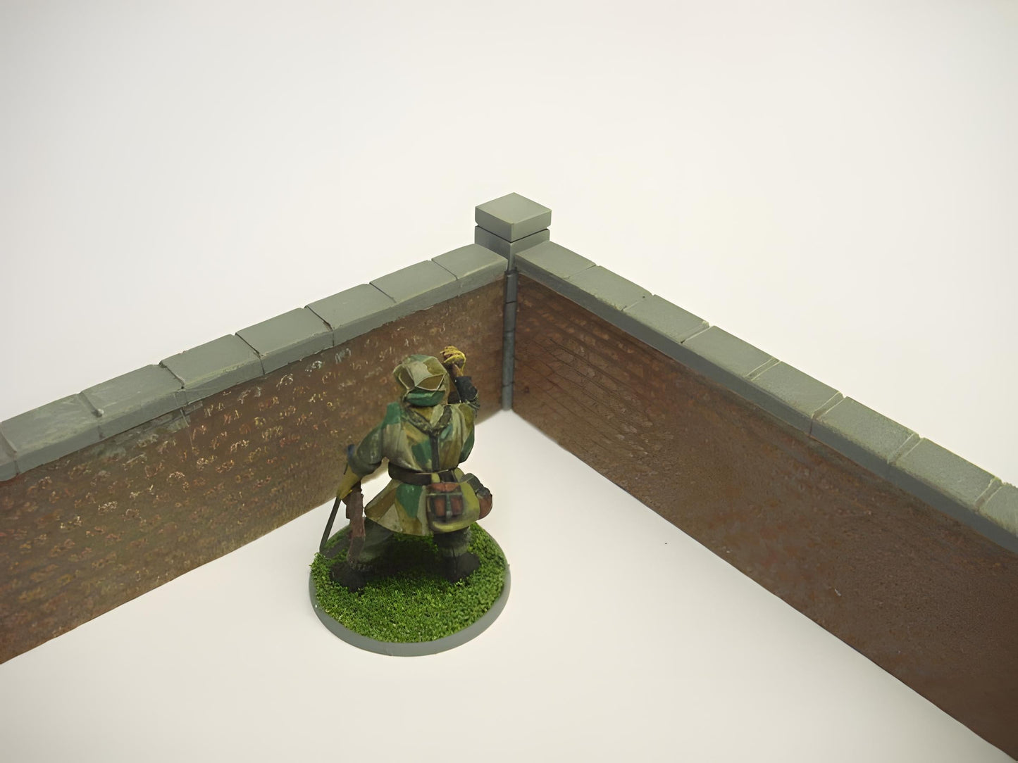 28mm WALL CORNER POSTS x 6