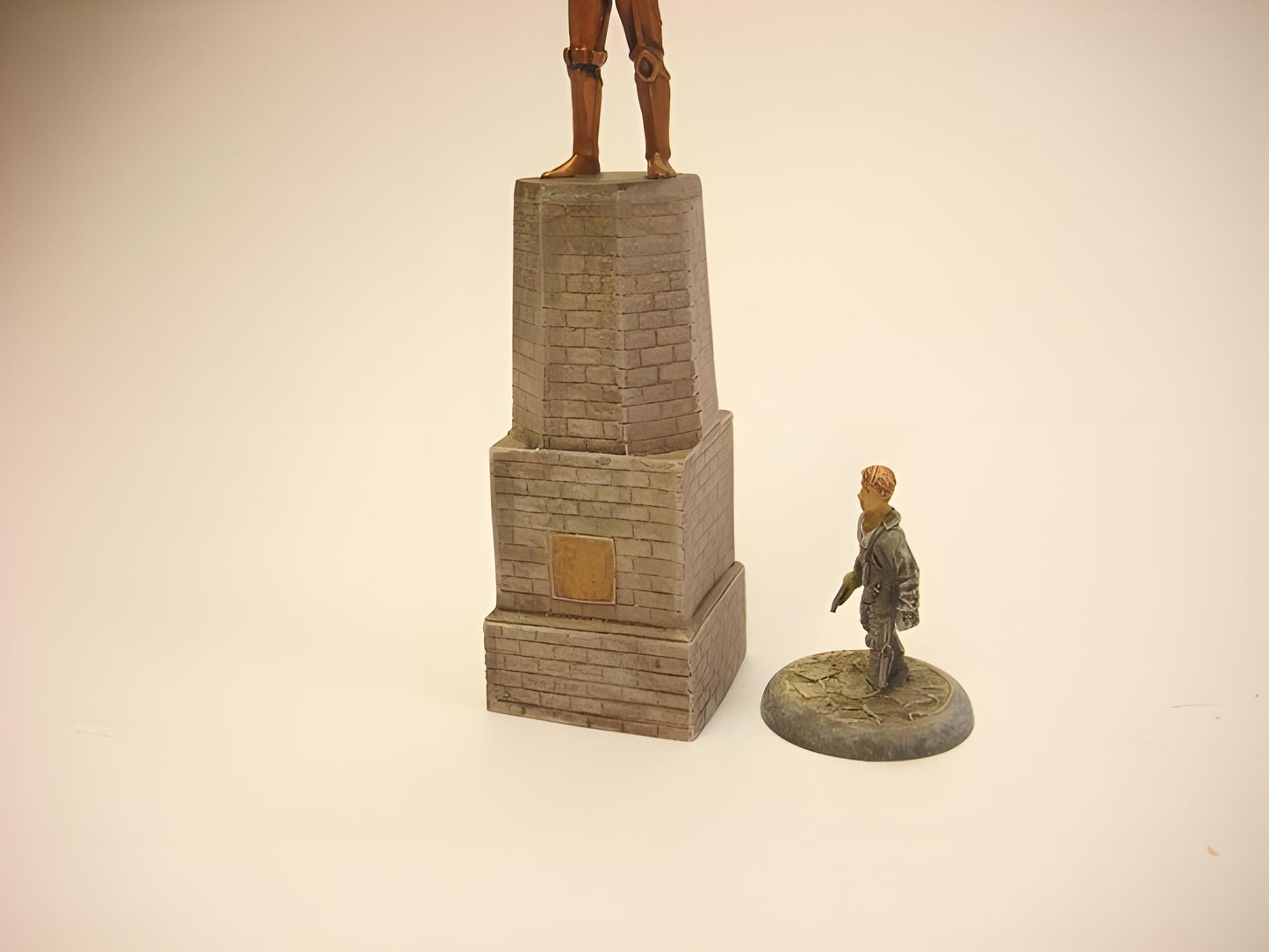 28mm STATUE PLINTH FOR A TOWN SQUARE