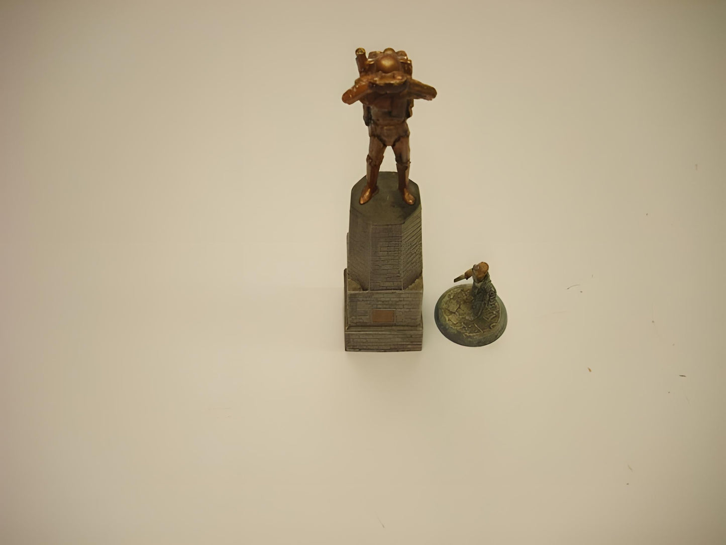 28mm STATUE PLINTH FOR A TOWN SQUARE