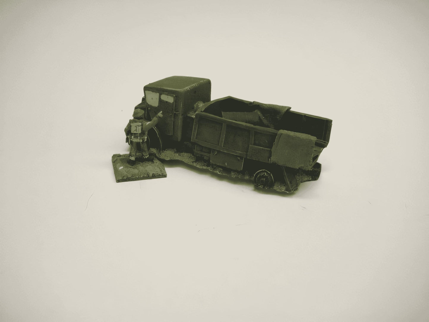 1:72  WRECKED CMP F60L TRUCK