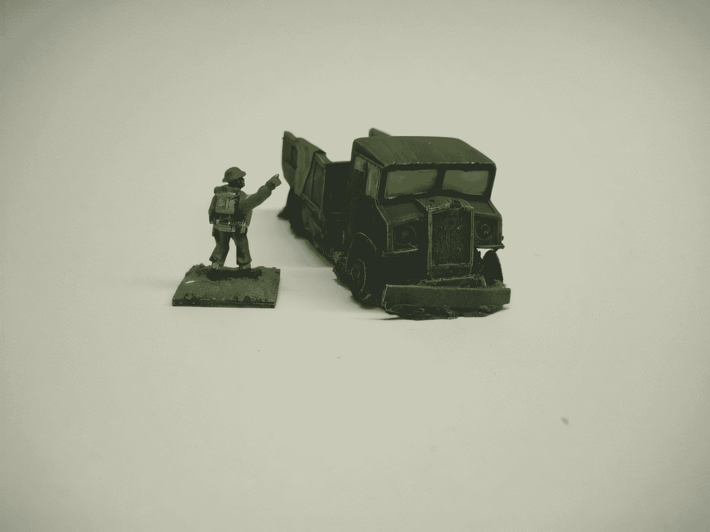 1:72 WRECKED CMP F60L TRUCK