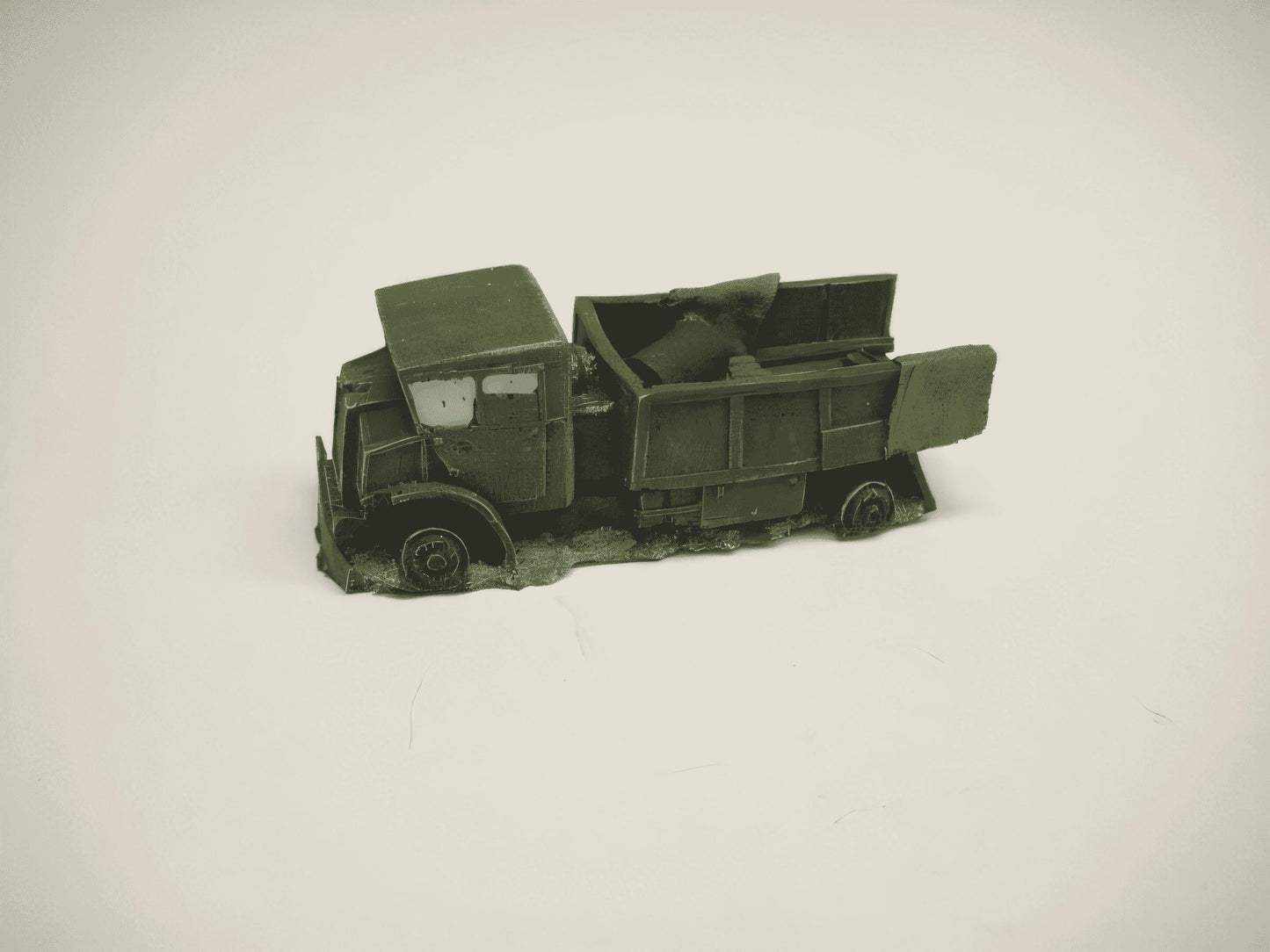 1:72 WRECKED CMP F60L TRUCK