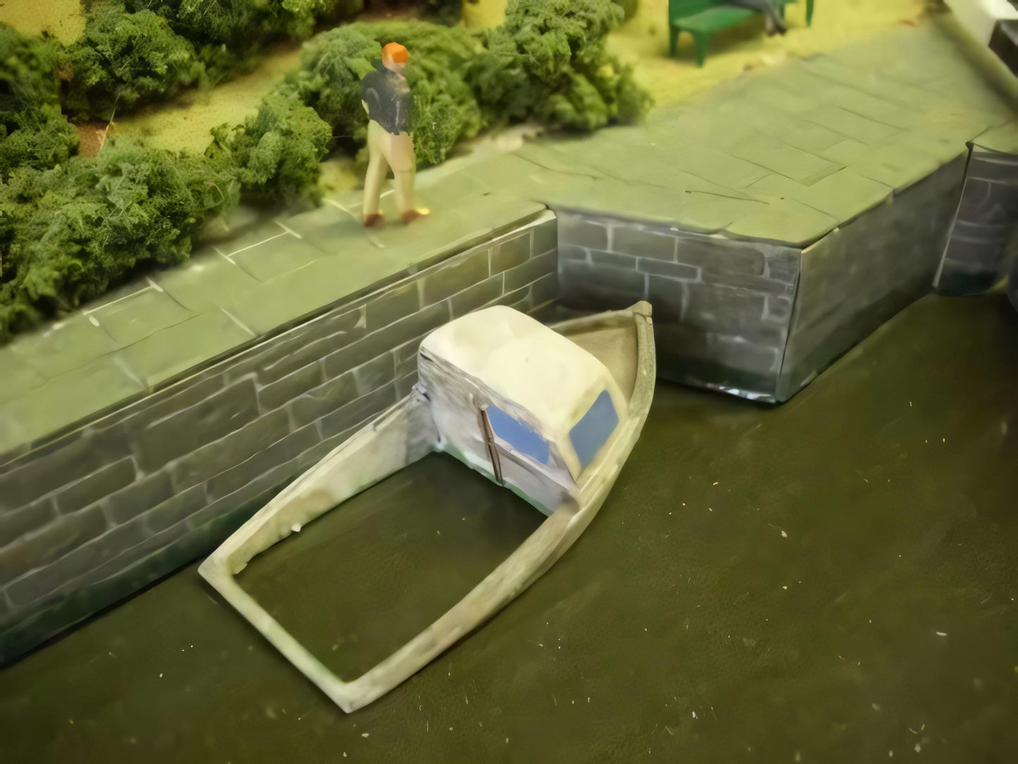 1:76 HALF SUBMERGED BOAT
