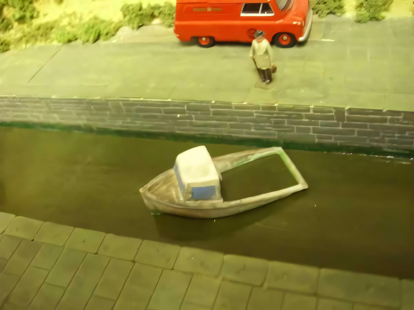 1:76 HALF SUBMERGED BOAT