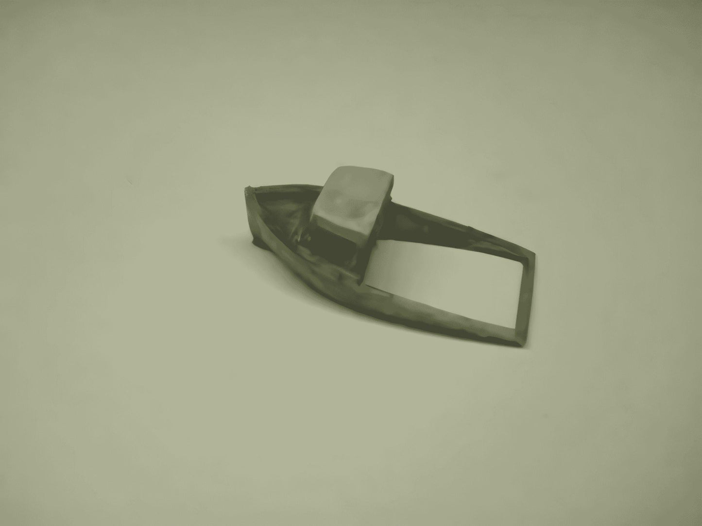 1:76 HALF SUBMERGED BOAT
