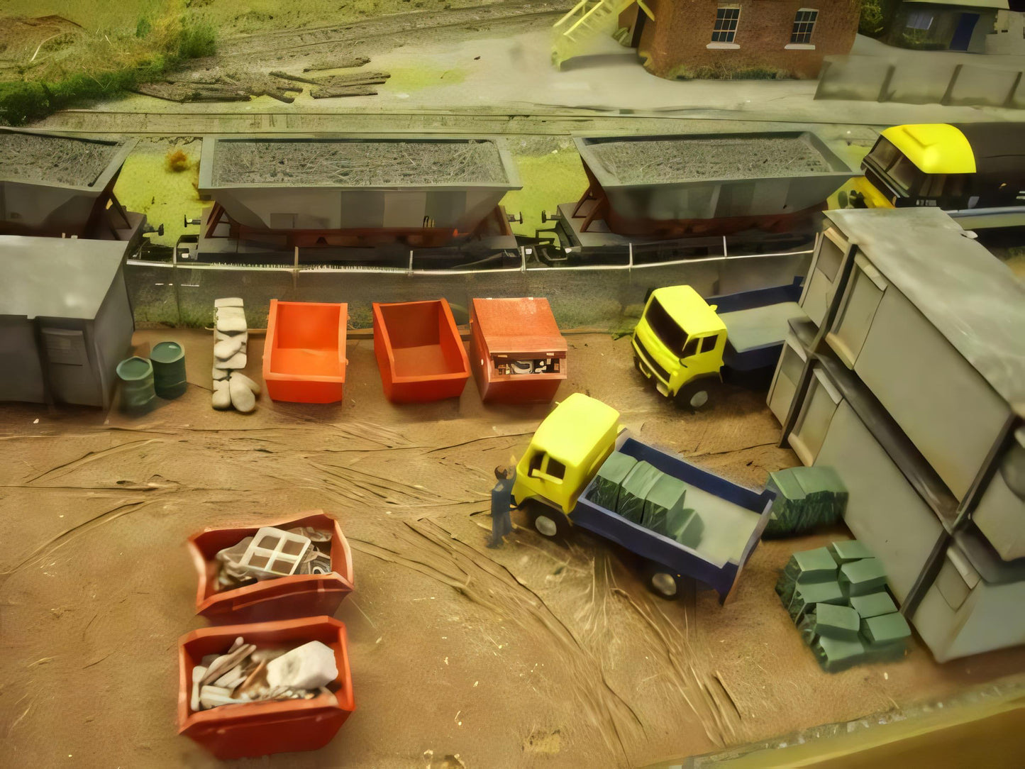 1:76 WASTE SKIPS x 4