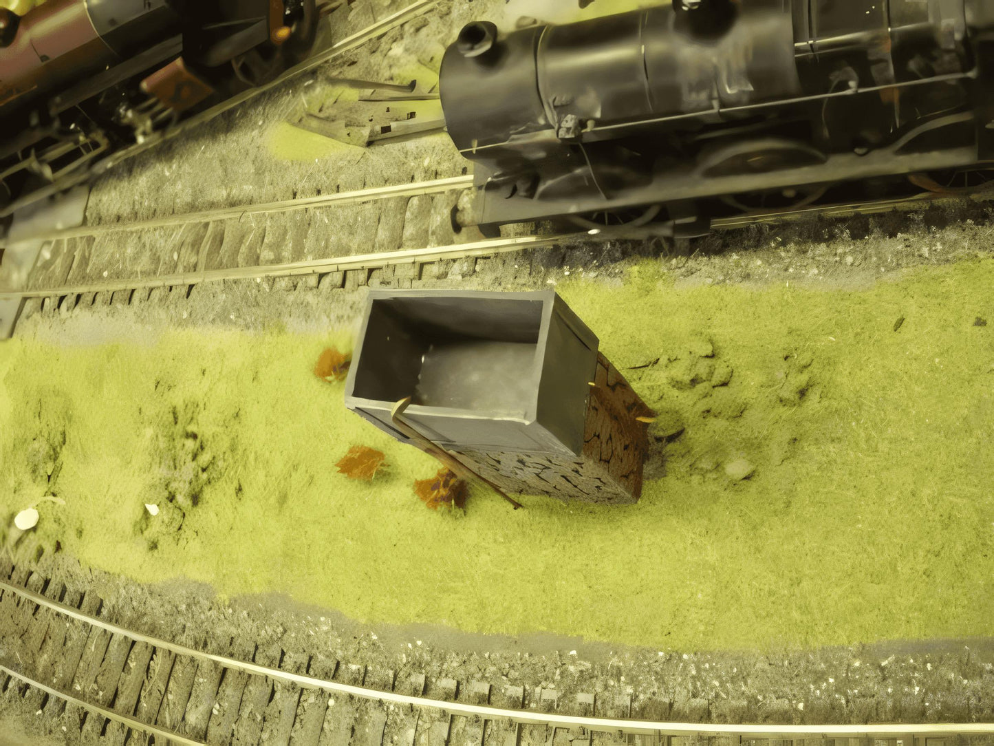 1:76 SMALL WATER TANK ON PLINTH