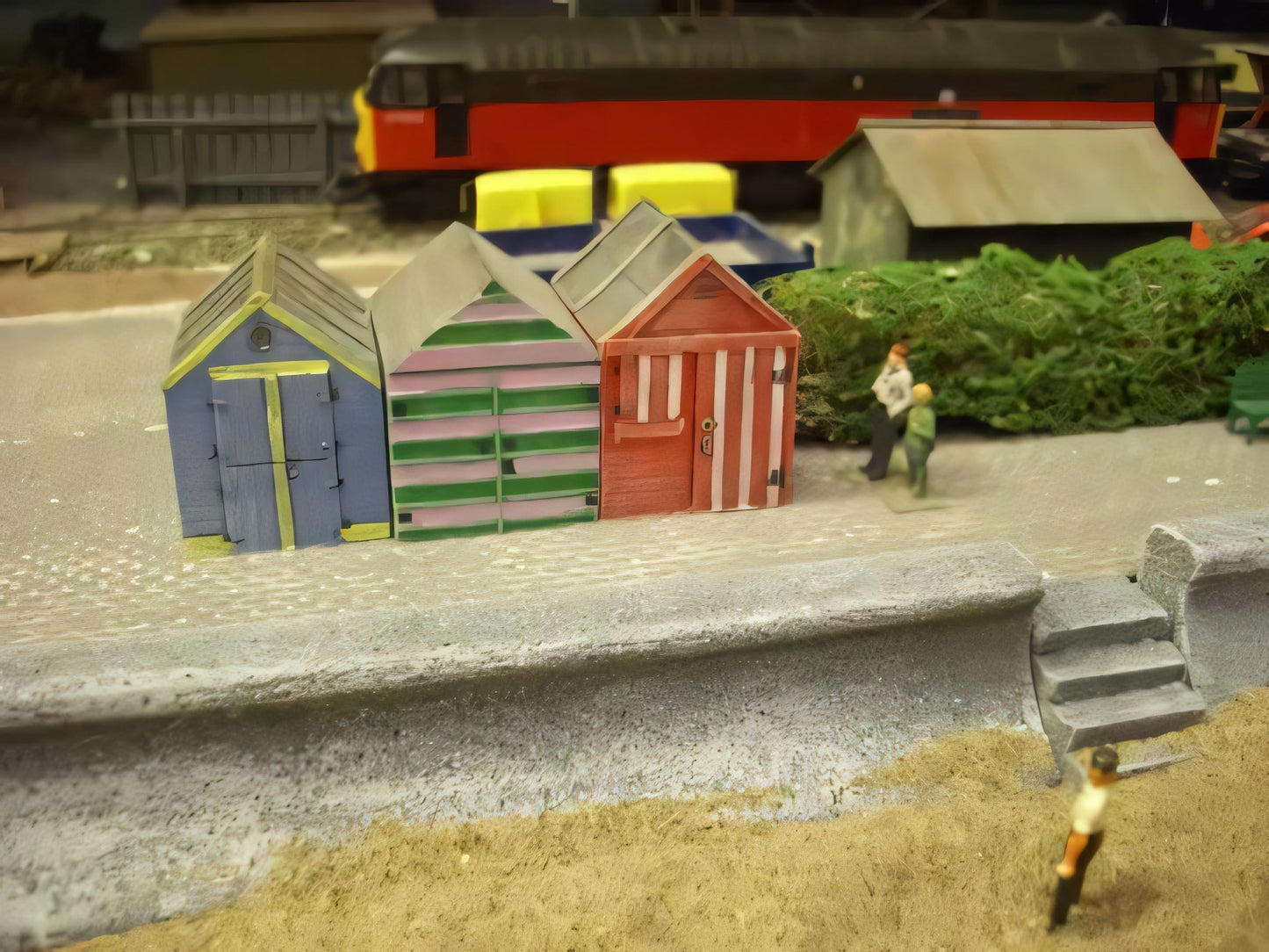 1:76 WOODEN BEACH HUTS x 3