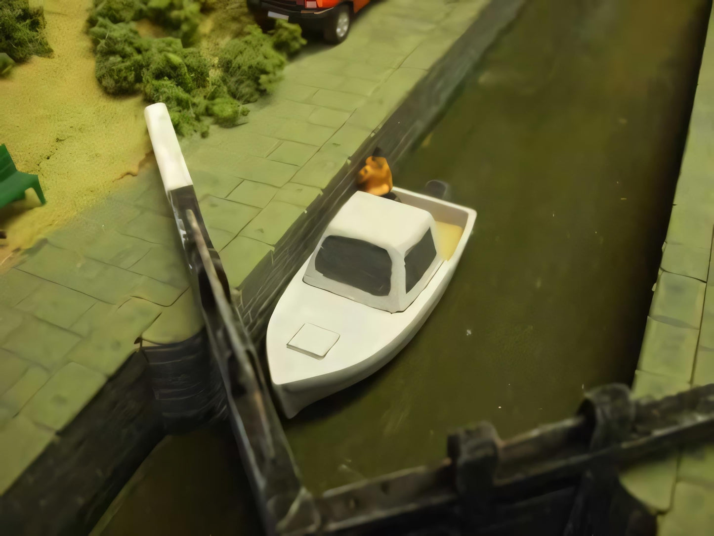 1:76 CABIN CRUISER WITH OUTBOARD MOTOR