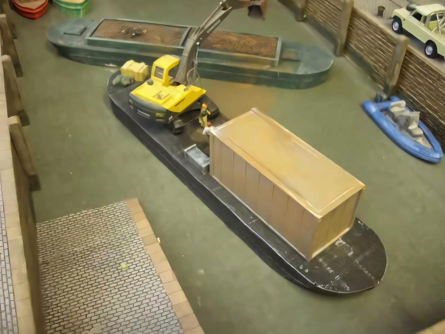 1:76 MAINTENANCE BARGE