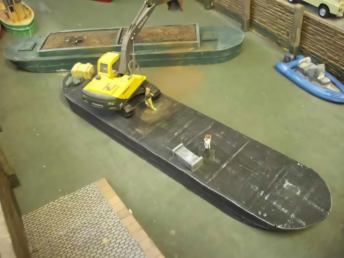 1:76 MAINTENANCE BARGE