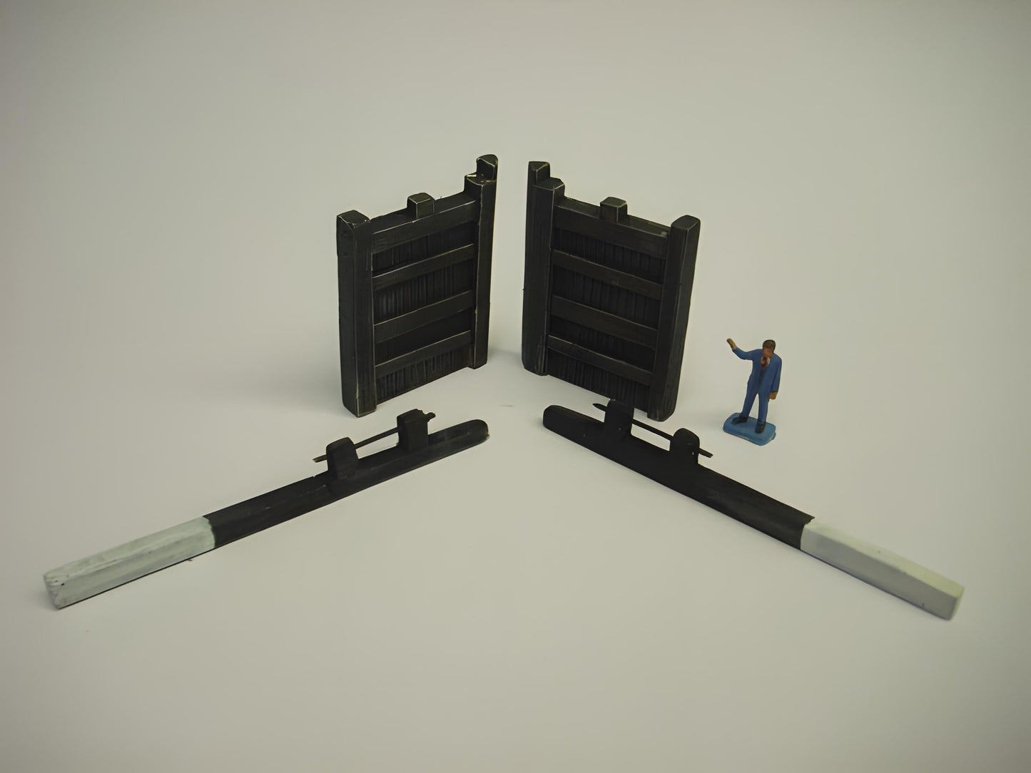 1:76 CANAL LOCK GATES