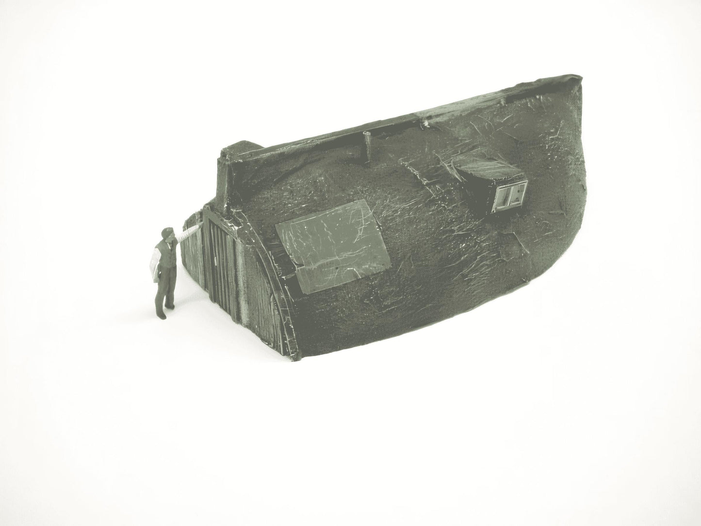 1:76 UPTURNED BOAT HULL DWELLING