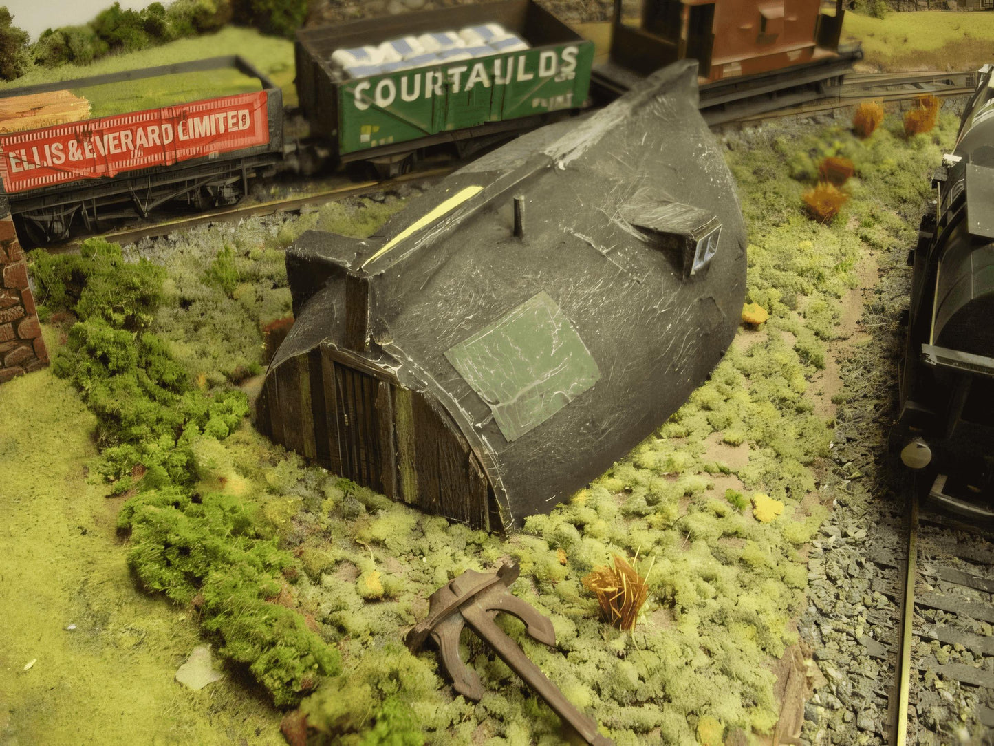 1:76 UPTURNED BOAT HULL DWELLING