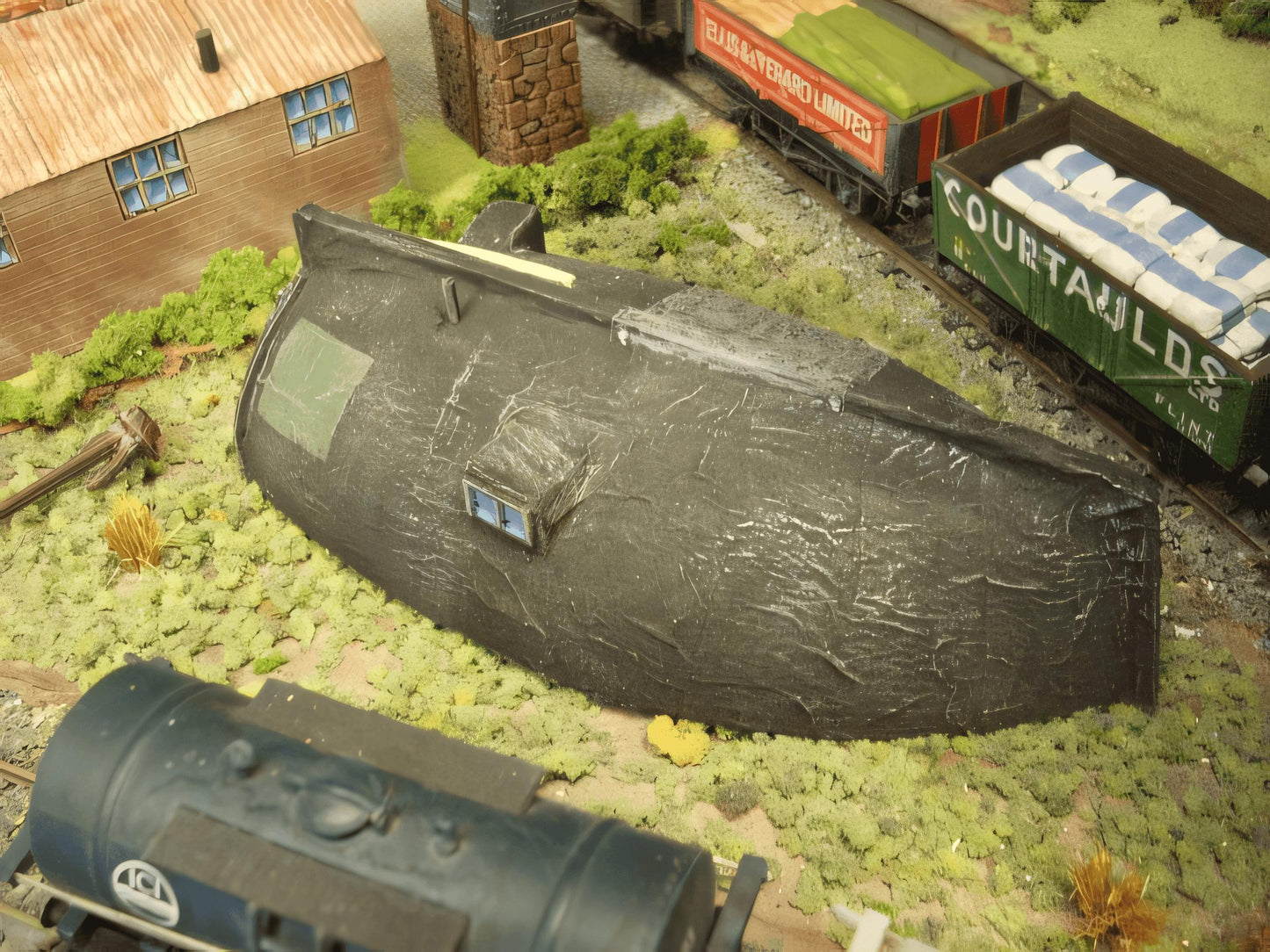1:76 UPTURNED BOAT HULL DWELLING