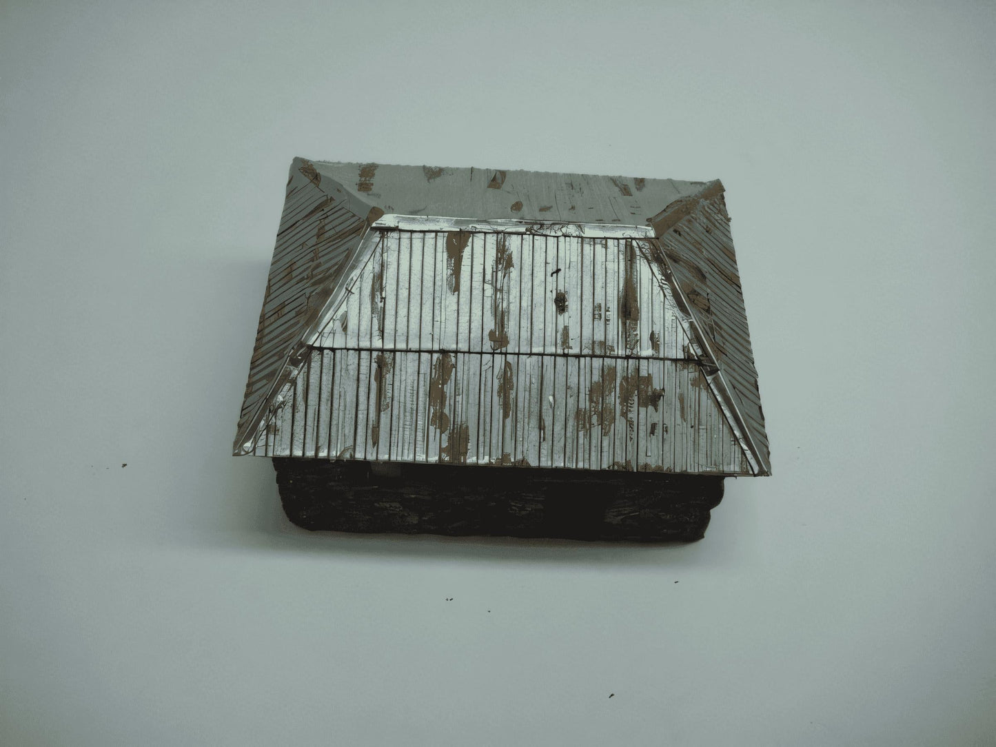 1:76 STONE BUILDING WITH SHEET METAL ROOF