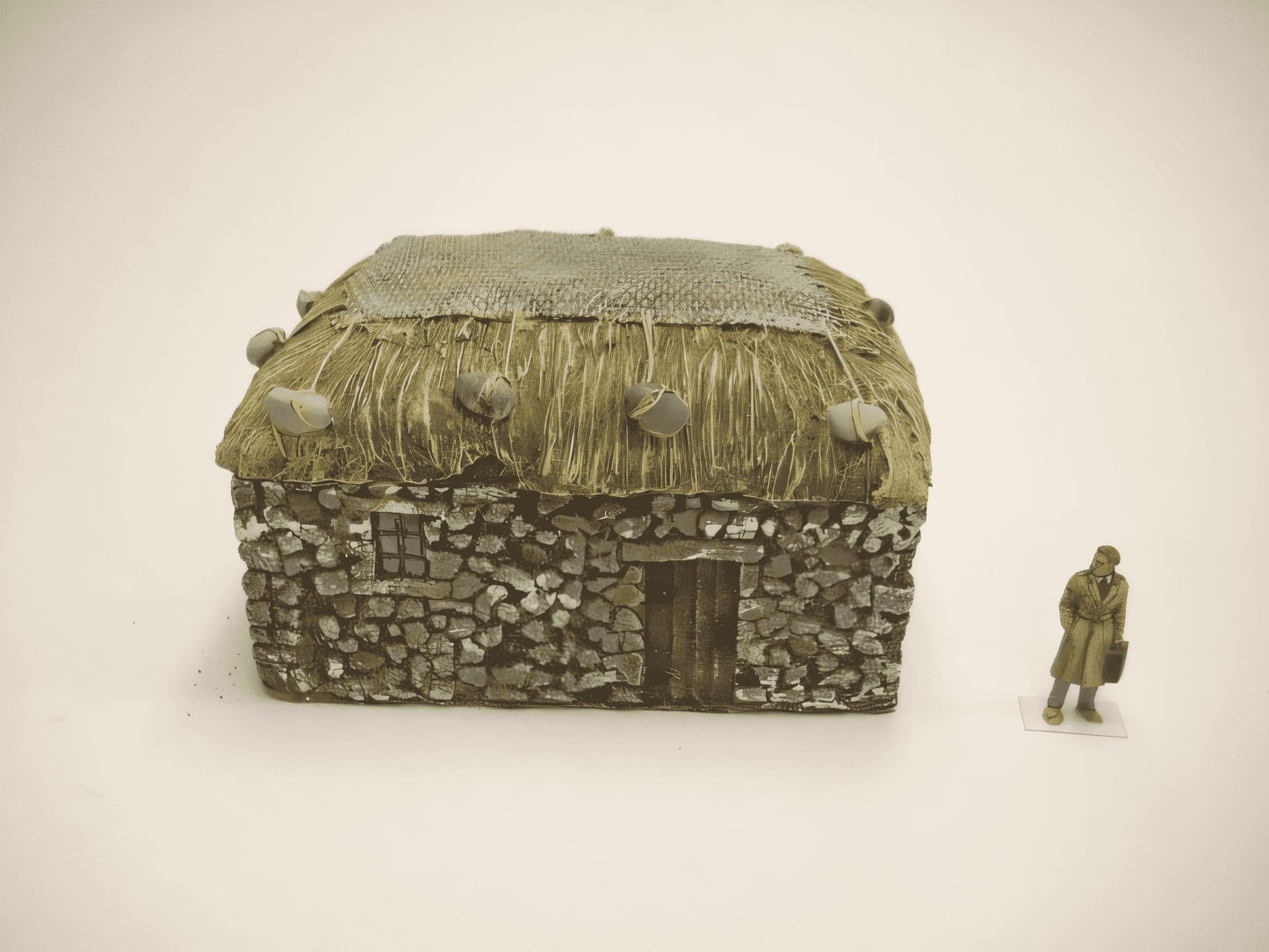 1:76 STONE CROFT WITH GRASS ROOF AND NET.