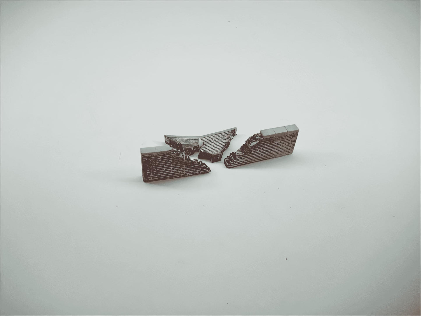 1:76 BRICK WALL WITH COLLAPSED SECTION