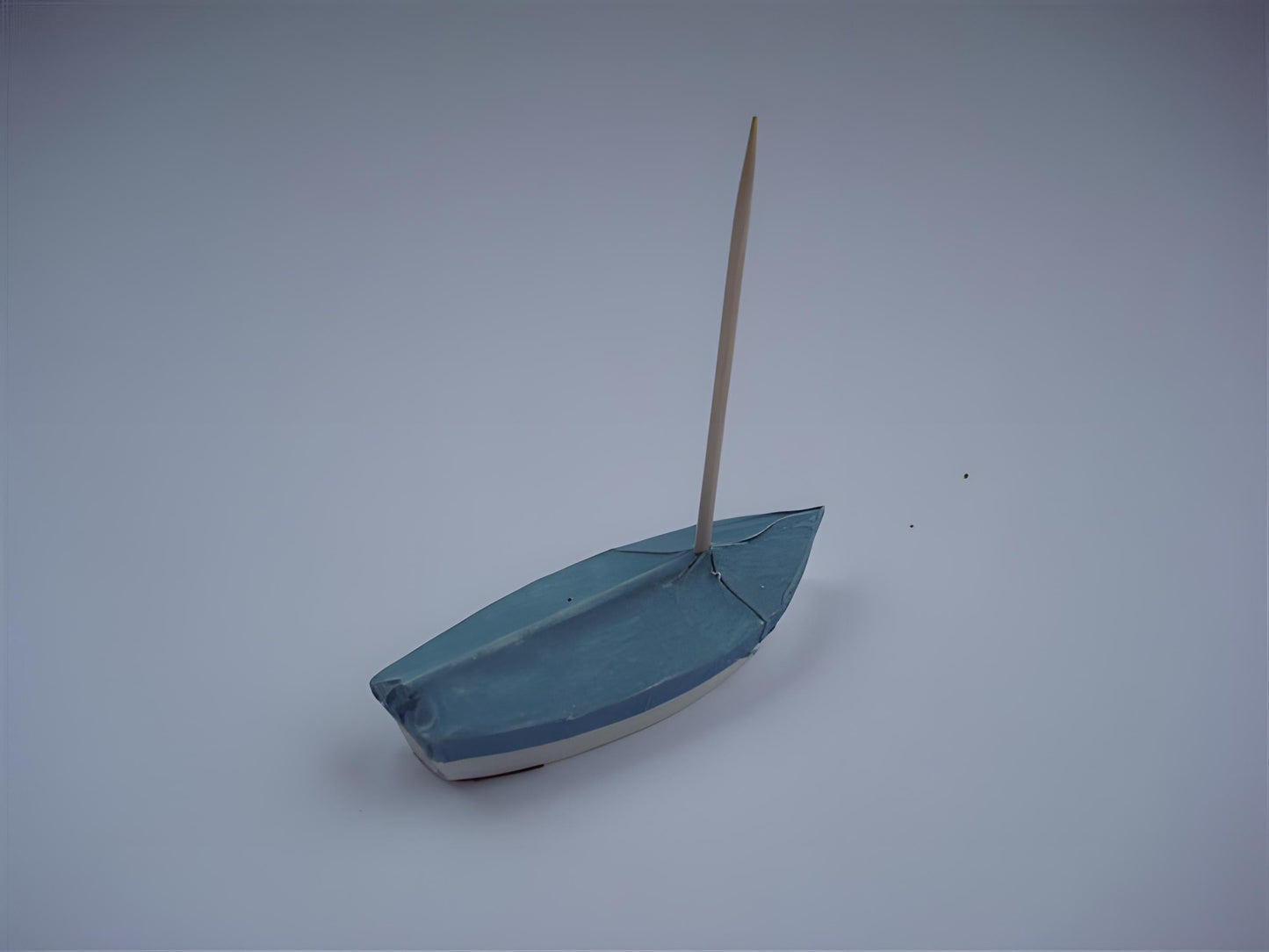 1:76 SMALL COVERED SAIL BOAT