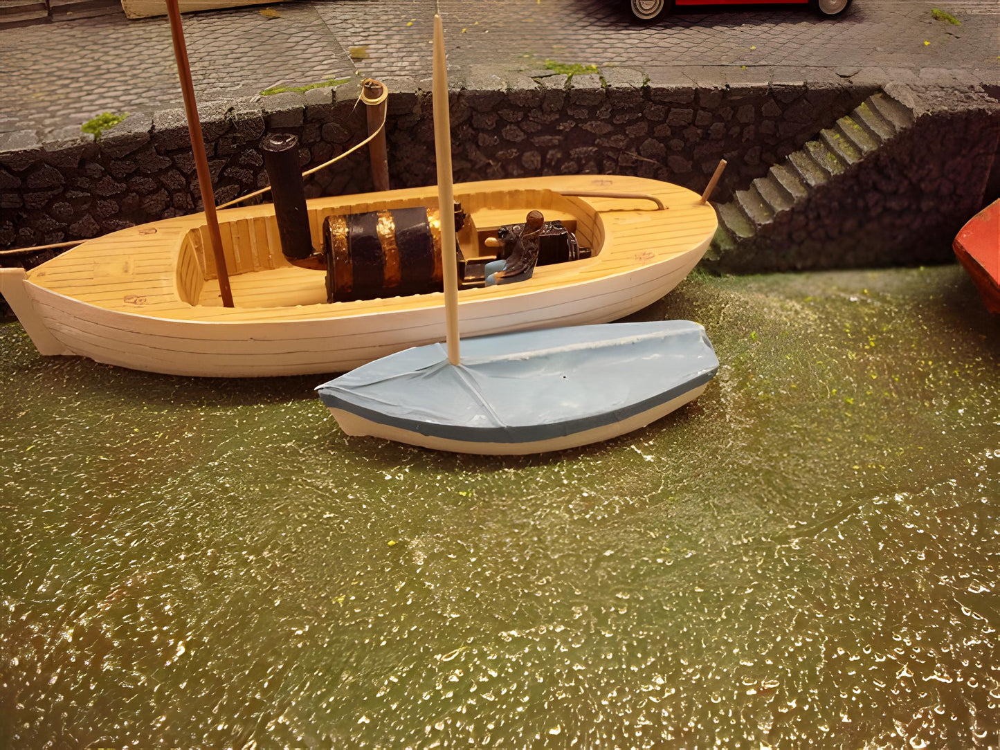 1:76 SMALL COVERED SAIL BOAT
