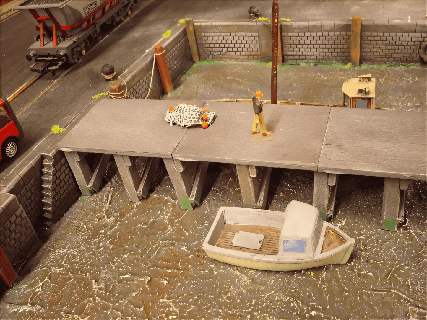 1:76 WOODEN PIER DECK ROTTED