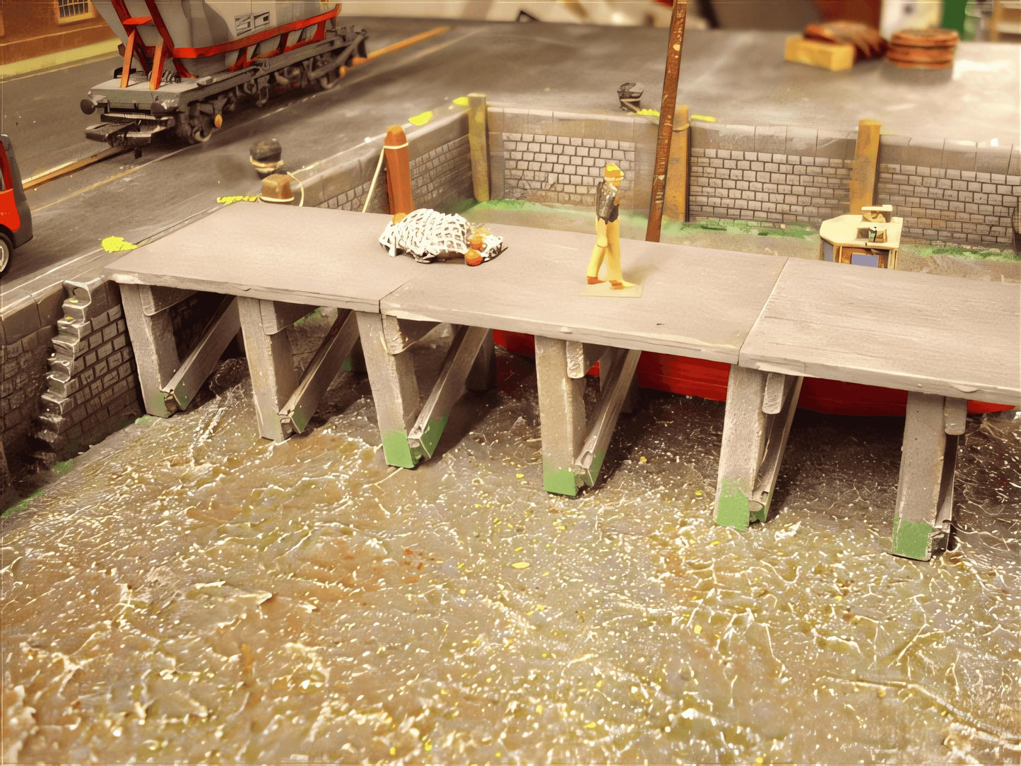 1:76 WOODEN PIER DECK ROTTED