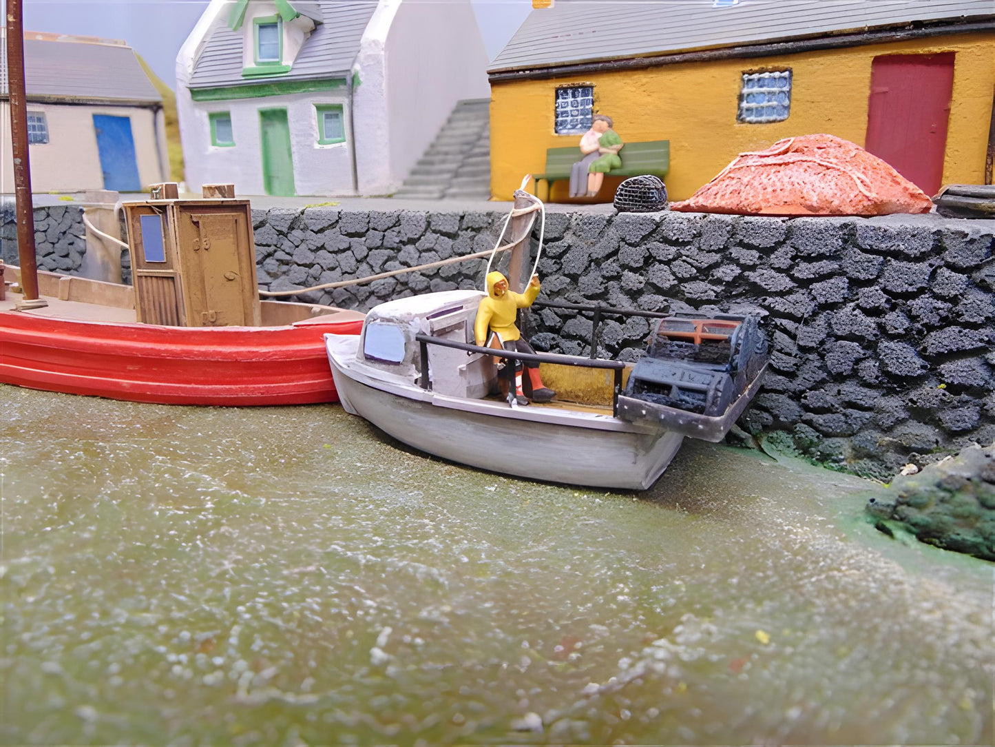 1:76 SMALL LOBSTER BOAT + CREELS