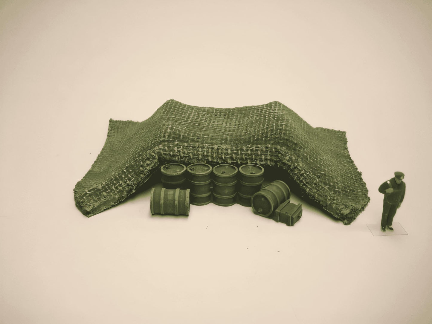 1:72 CAMO NET COVERED OIL DRUM PILE
