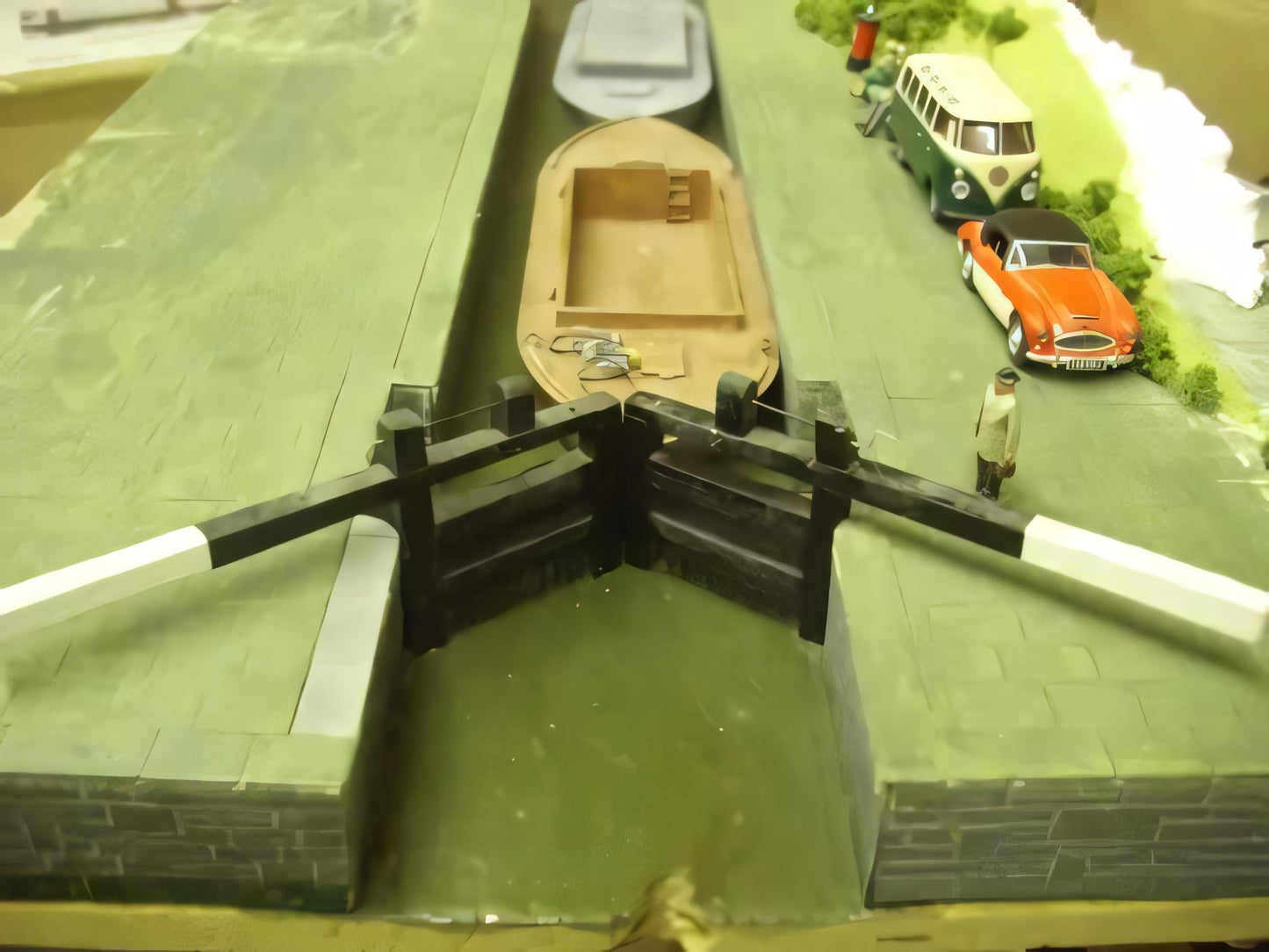 1:76 CANAL LOCK GATES