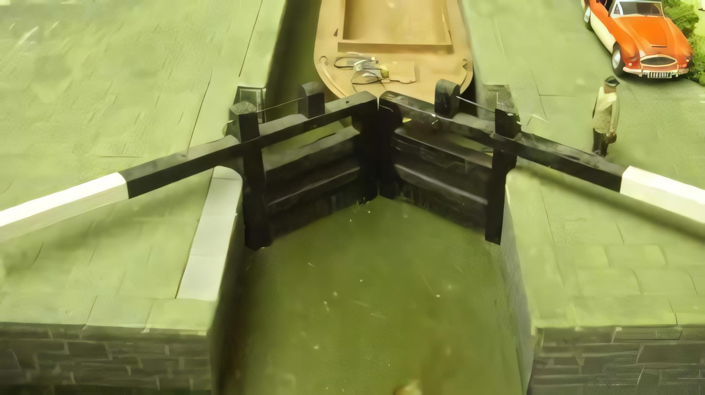 1:76 CANAL LOCK GATES