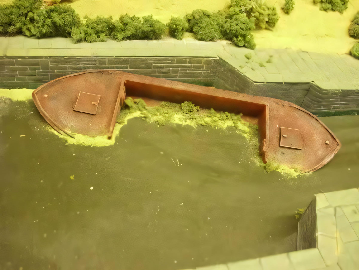 1:76 HALF SUBMERGED RIVER BARGE