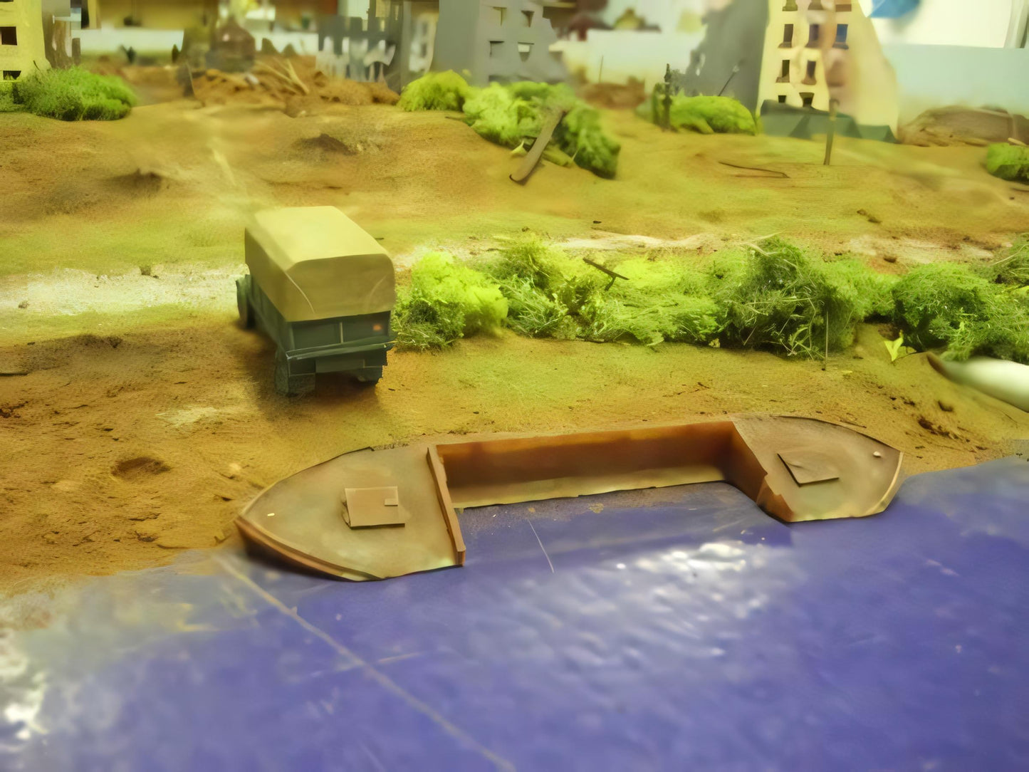 1:76 HALF SUBMERGED RIVER BARGE