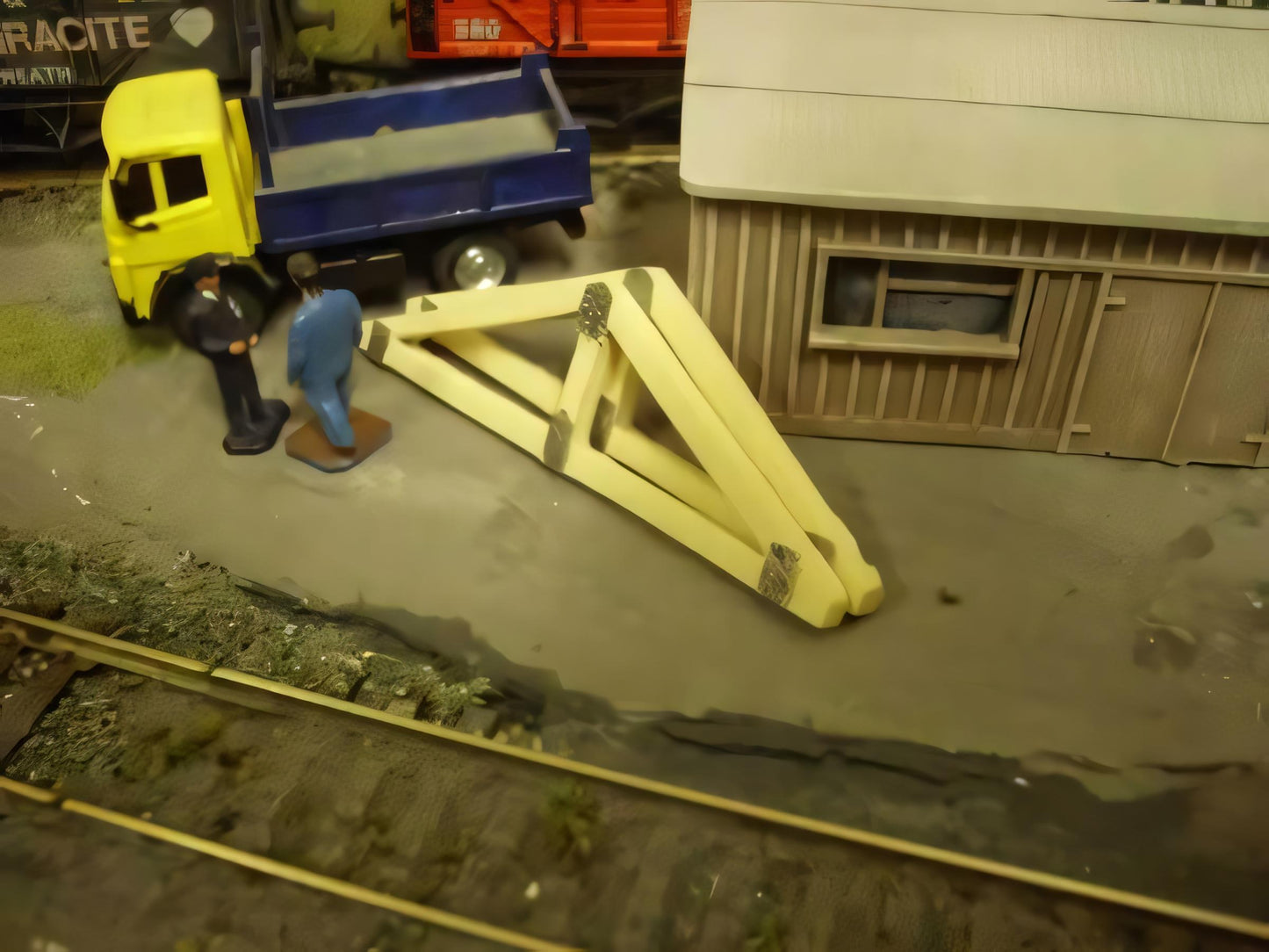 1:76 ROOF TRUSS x 2
