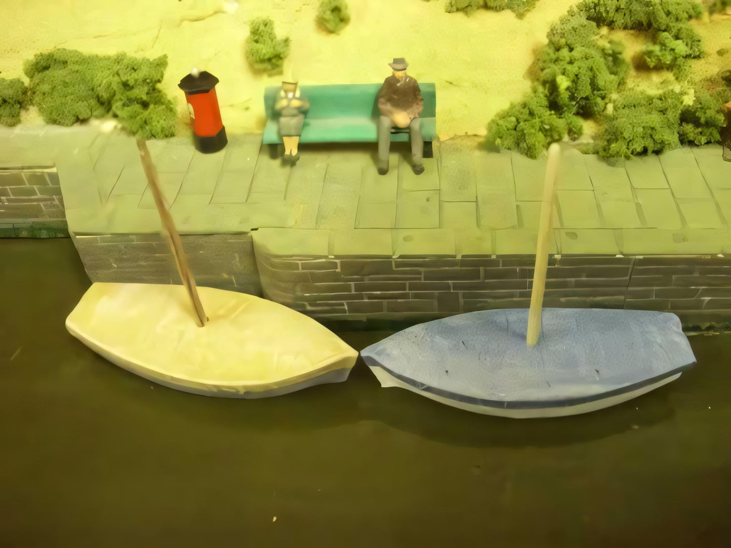 1:76 SMALL COVERED SAIL BOAT
