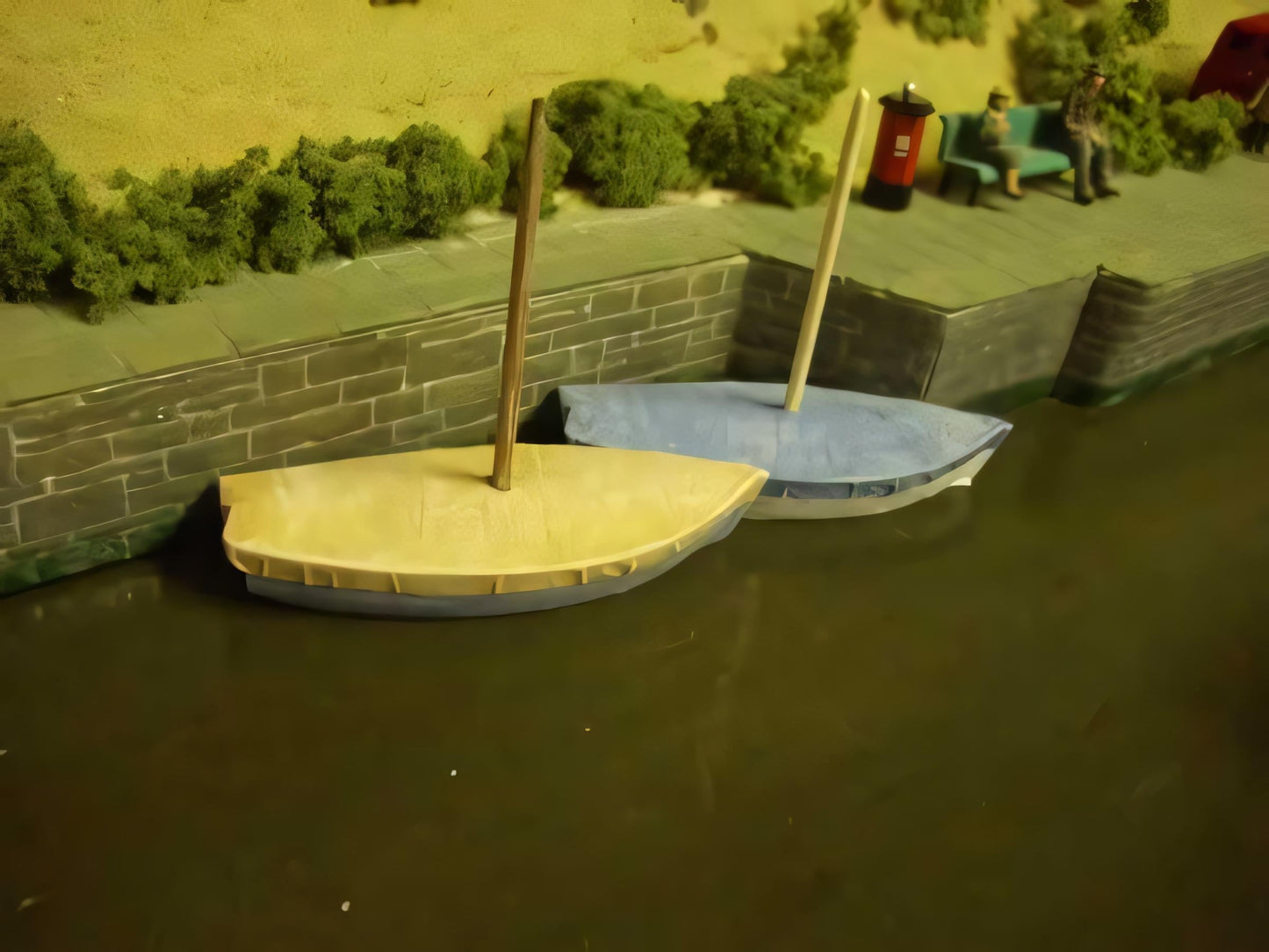 1:76 SMALL COVERED SAIL BOAT