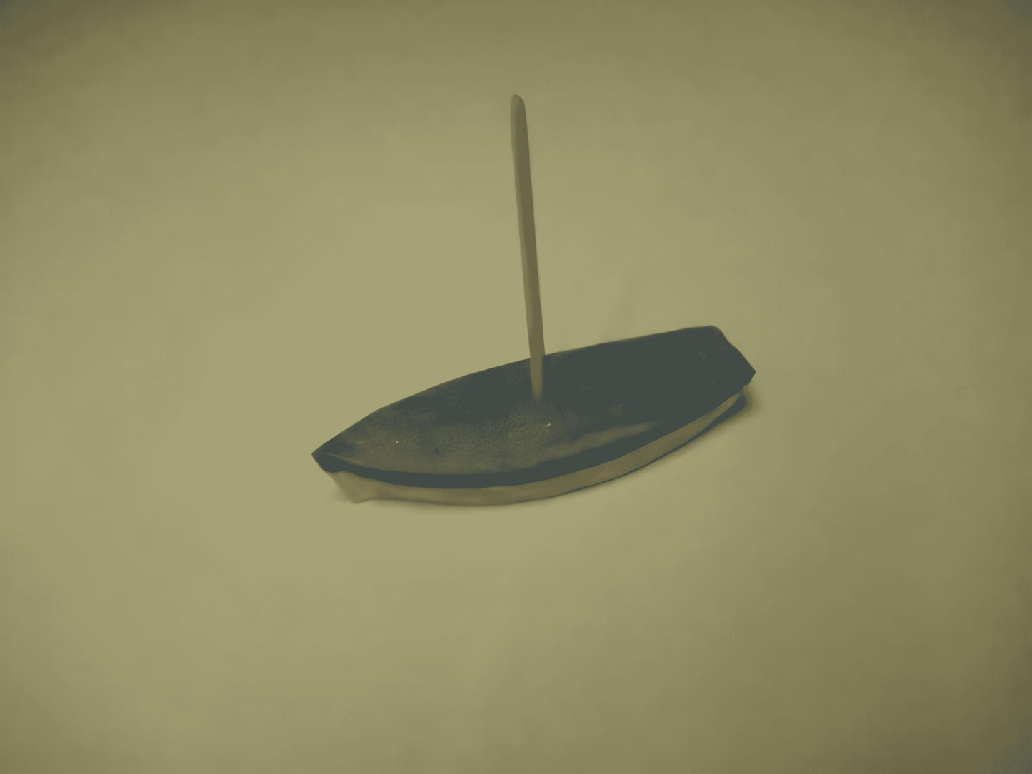 1:76 SMALL COVERED SAIL BOAT