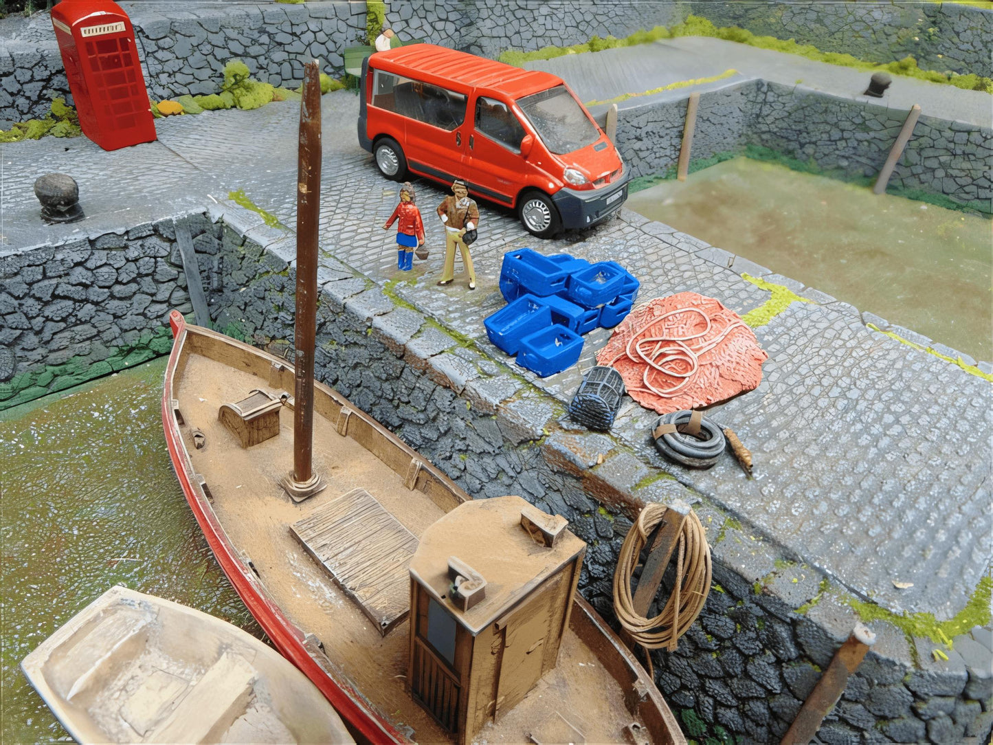 1:76 PLASTIC TYPE FISH BOXES x 25