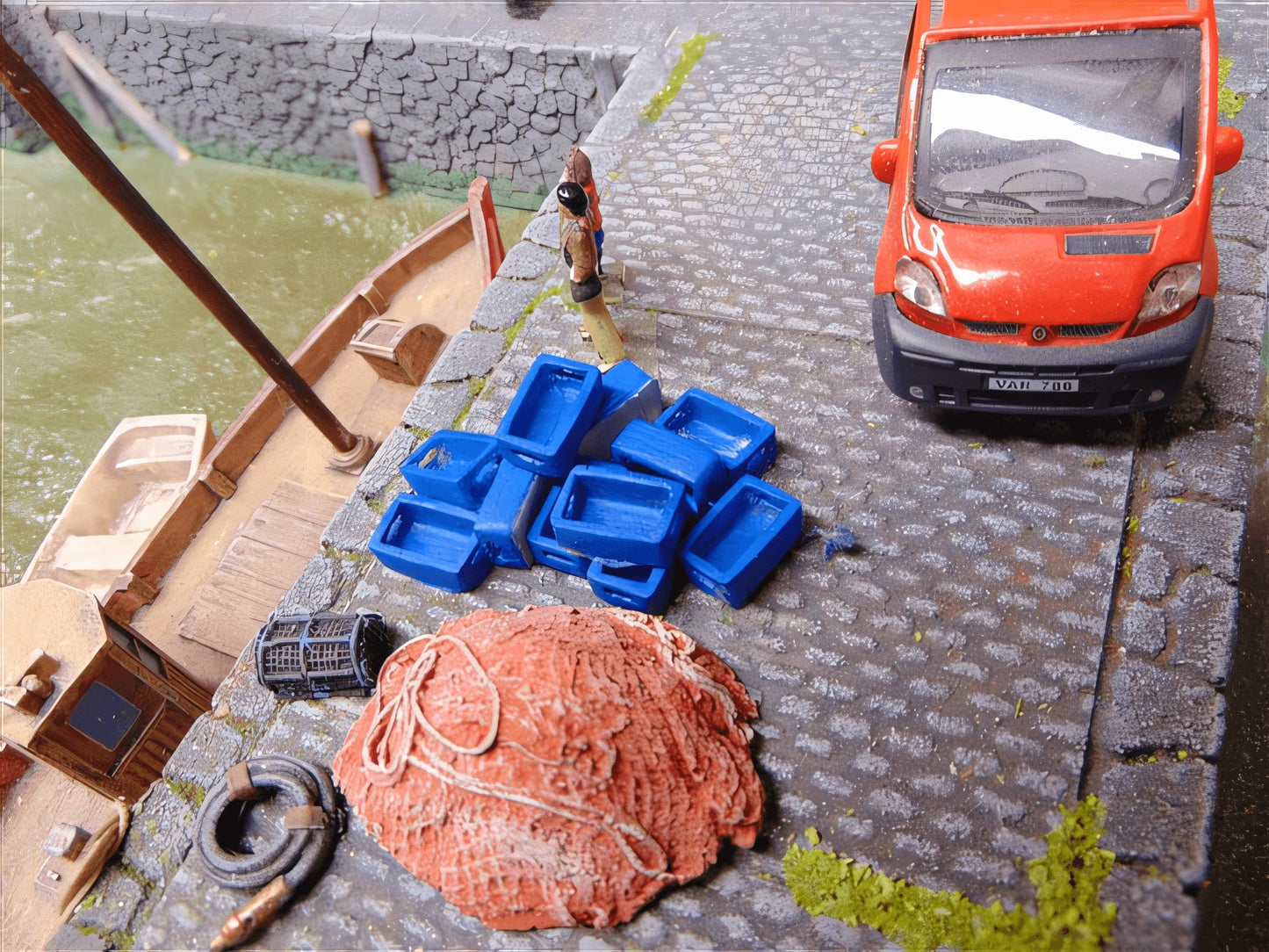 1:76 PLASTIC TYPE FISH BOXES x 25