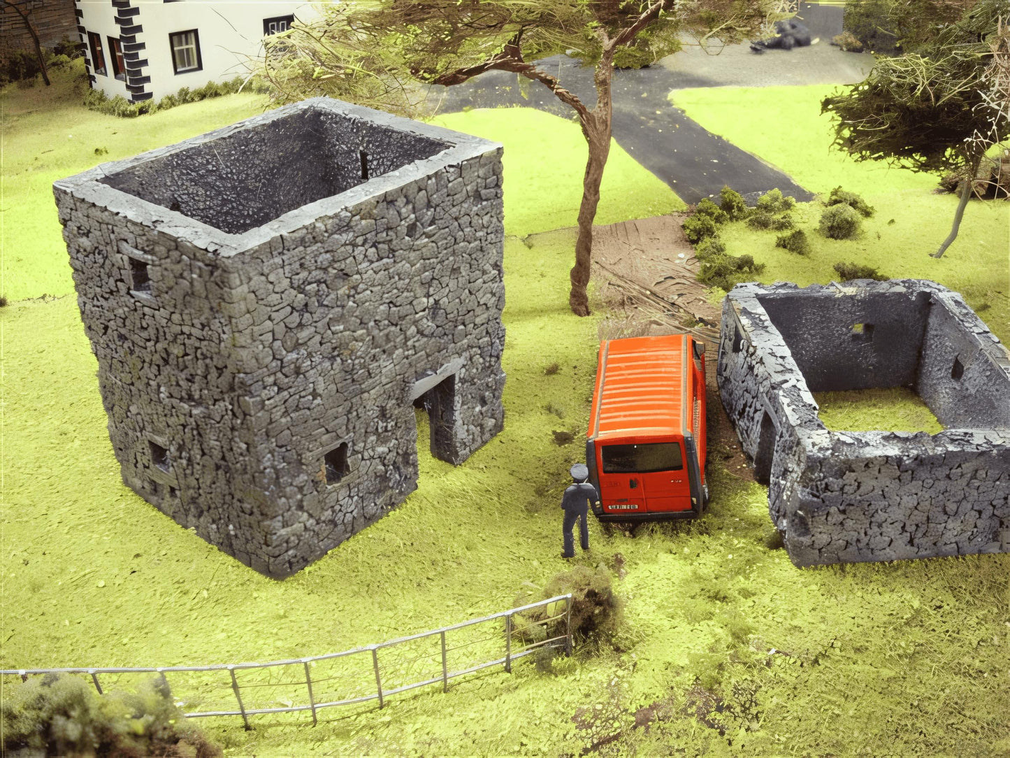 1:76  ABANDONED STONE BUILDING