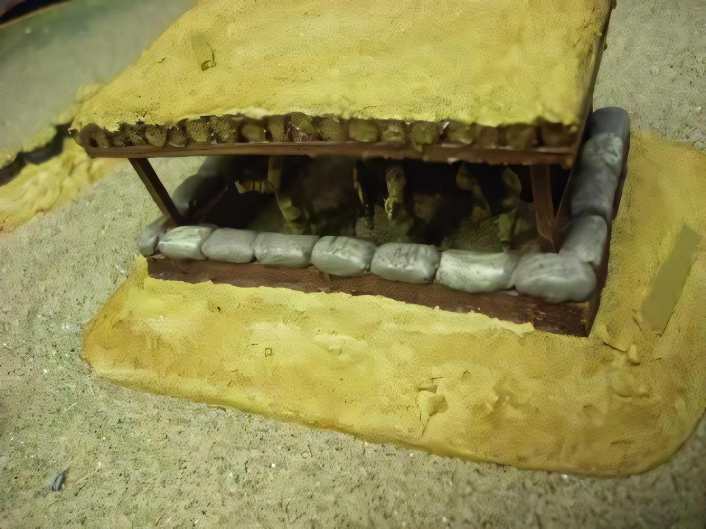 28mm  LARGE LOG COVERED SANDBAGGED BUNKER