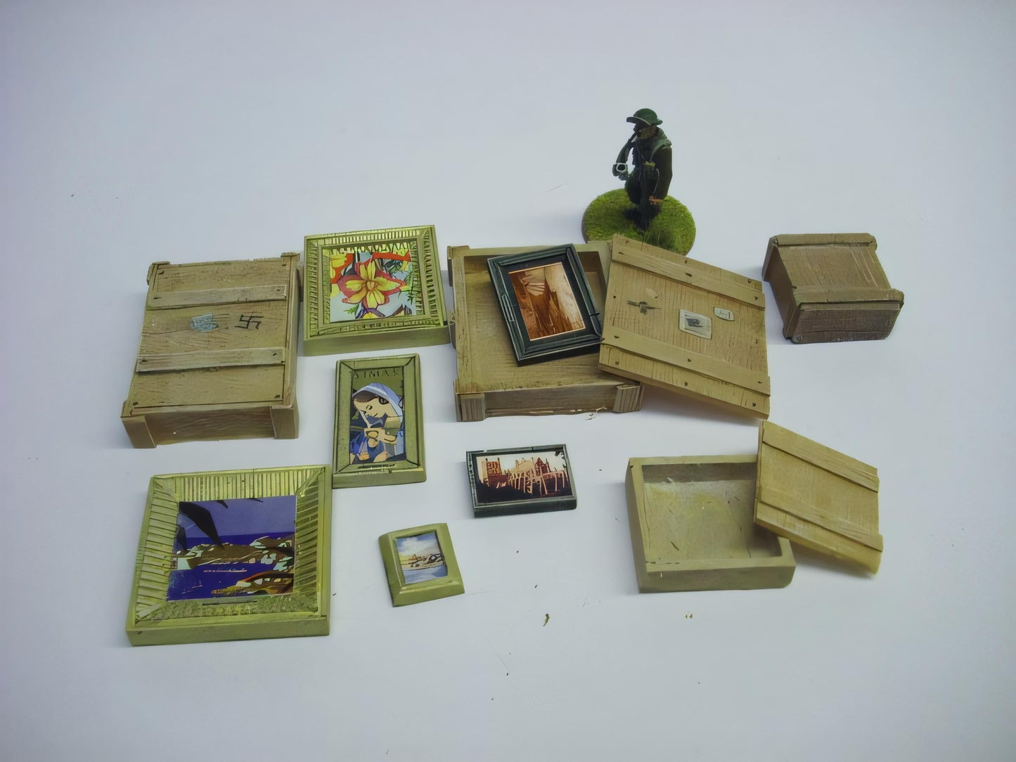 28mm LOOTED ART WORK WITH WOODEN CRATES