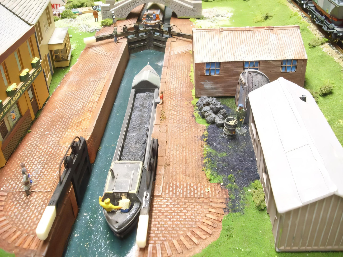 1:76 CANAL BANK LOCK GATE RECESS