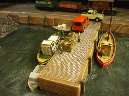 1:76 HARBOUR WALL SET