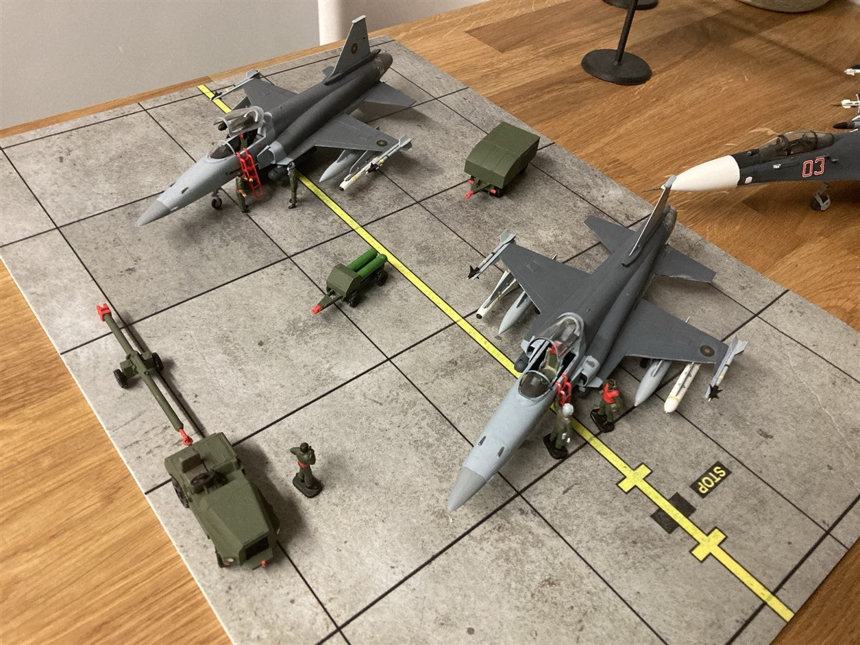 1:72  MODERN AIRFIELD AIRCRAFT TOW BAR x 2