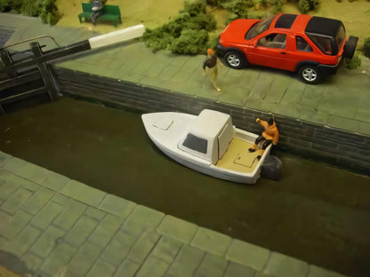 1:76 CABIN CRUISER WITH OUTBOARD MOTOR
