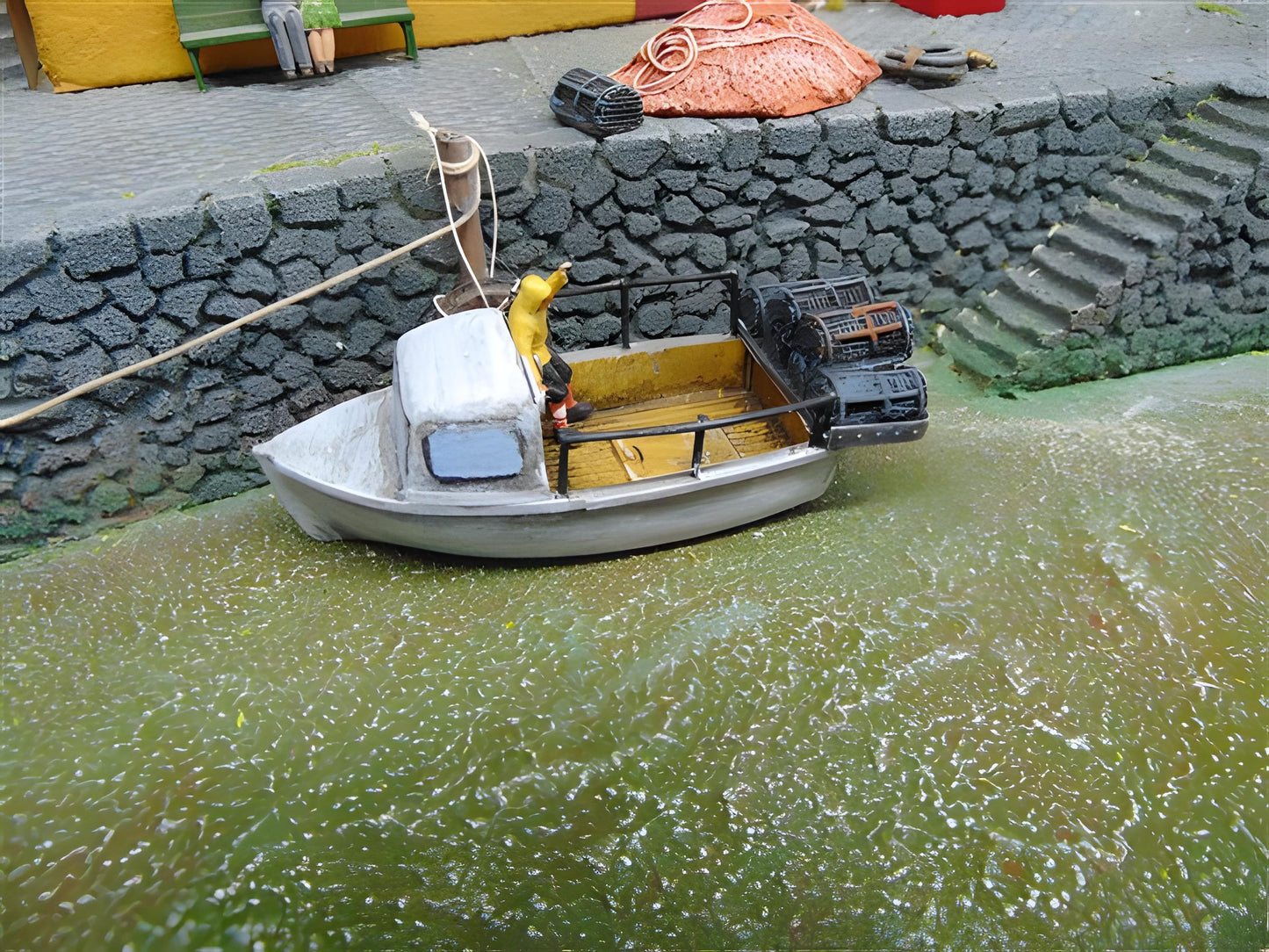 1:76 SMALL LOBSTER BOAT + CREELS